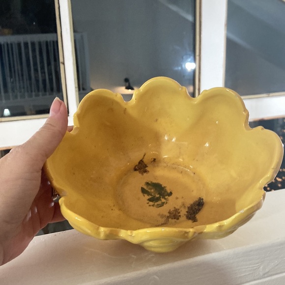 Art deco amazing yellow numbered signed planter. Does it depict frogs? - Picture 3 of 6